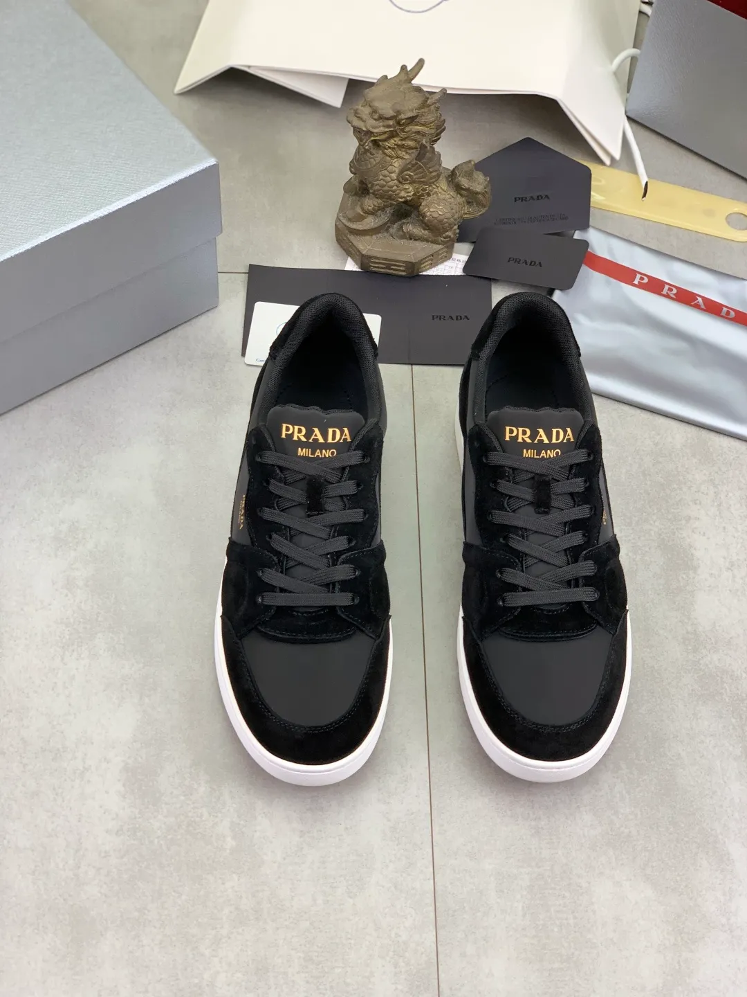 Men's shoes 💰P560💰[New model] The top version is available on the official website, 🆘 The trendy brand (Prada) mainly promotes the popular model, avant-garde and versatile fashionable men's shoes, private version mold opening, cowhide surface splicing 1:1.. Stylish and simple, original imported cowhide lining cowhide feet; the atmosphere and personality are more fashionable, eye-catching and pursuing class. It will subvert the old idea and be a must-have for fashionistas with you! Must keep it for yourself! Tall and comfortable, large and low, high-end quality workmanship. Official website’s new high-end outsole. Size: 38-45. Multiple colors available.